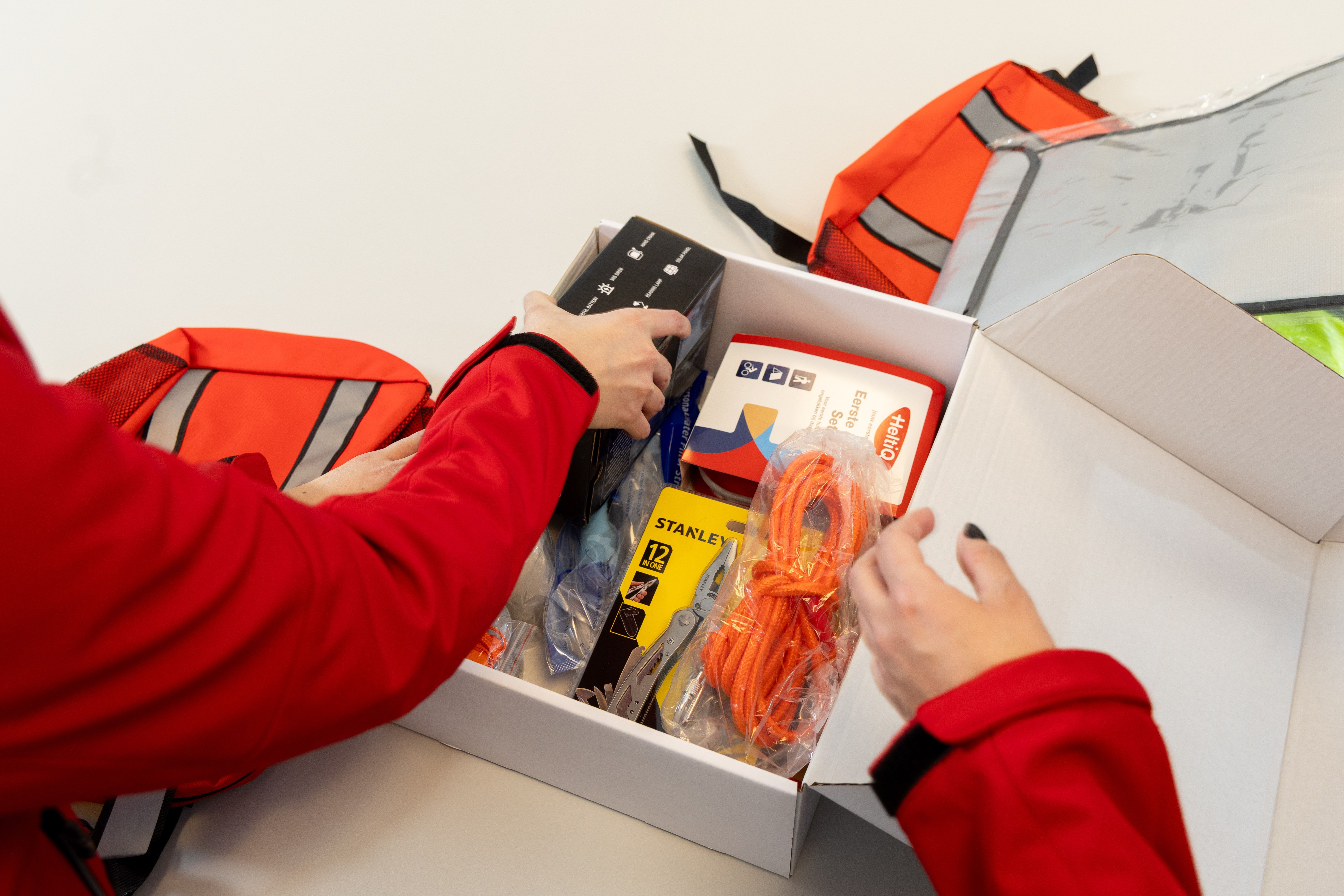 hydeさんEMERGENCY KIT新品 Amazon.co.jp: HYDE EMERGENCY KIT 防災グッズ FC限定品 : DIY・工具